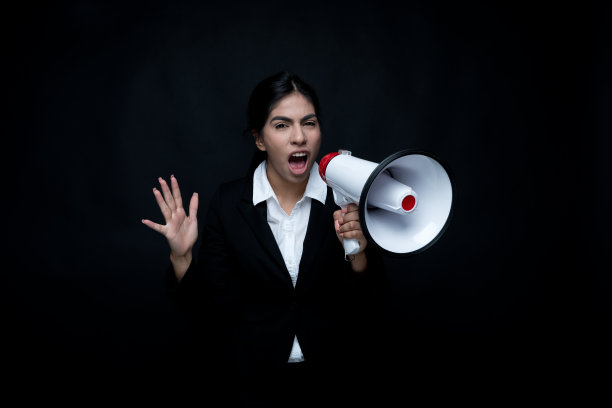 美丽的拉丁女商人拿着扩音器图片下载