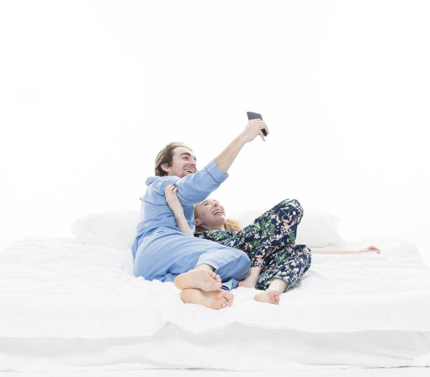 一对可爱的情侣在床上自拍图片下载