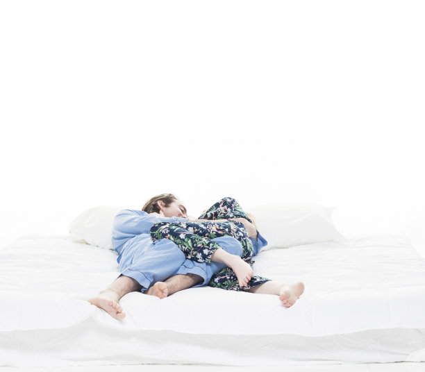 一对异性夫妇躺在床上睡觉图片下载