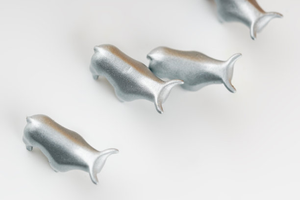 牛银色小雕像在白色的背景图片下载