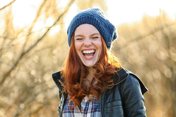 带着蓝色帽子的红头发漂亮女人笑了图片下载