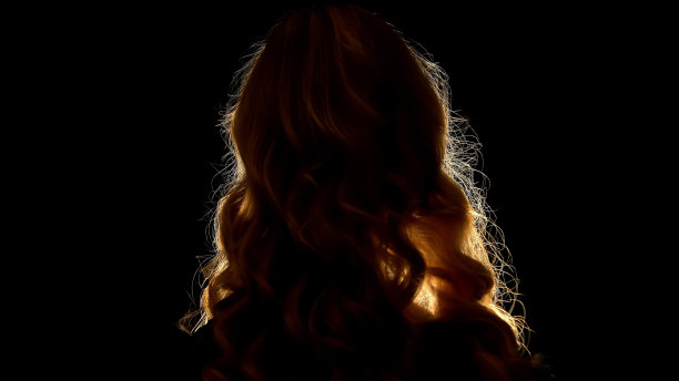 金发美女的发型，黑色的背景，美容店图片下载