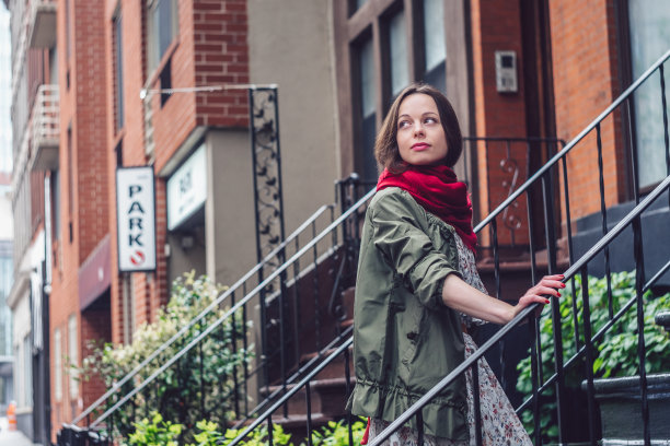 纽约市门廊上的迷人女孩图片下载