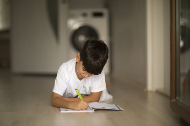 可爱的小男孩在做作业图片下载
