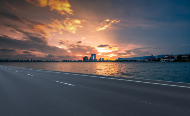 驾车穿越市区图片下载