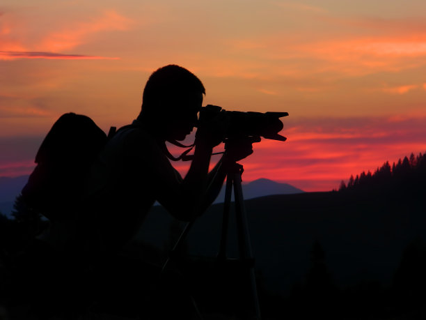 日落后摄影师拍照的剪影图片下载