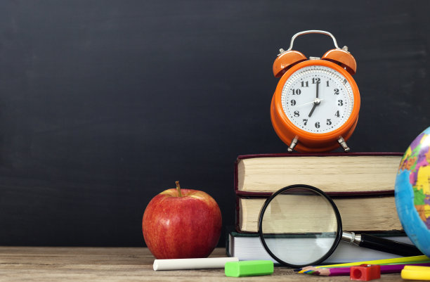 学校文具木制的黑板背景图片下载