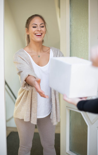 女子收礼箱图片下载