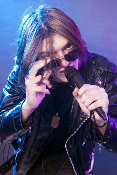 唱歌的年轻人图片下载