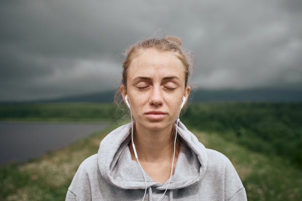 一个闭着眼睛的漂亮女人的肖像图片下载
