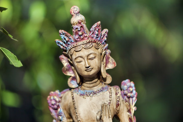 佛像孤立在自然和绿色背景与复制空间。佛教是宗教、和平和灵性的象征图片下载