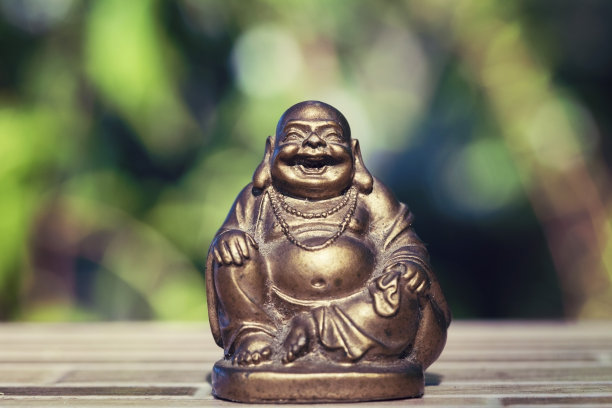 佛像孤立在自然和绿色背景与复制空间。佛教是宗教、和平和灵性的象征图片下载