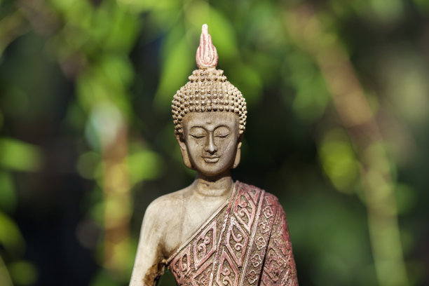 佛像孤立在自然和绿色背景与复制空间。佛教是宗教、和平和灵性的象征图片下载