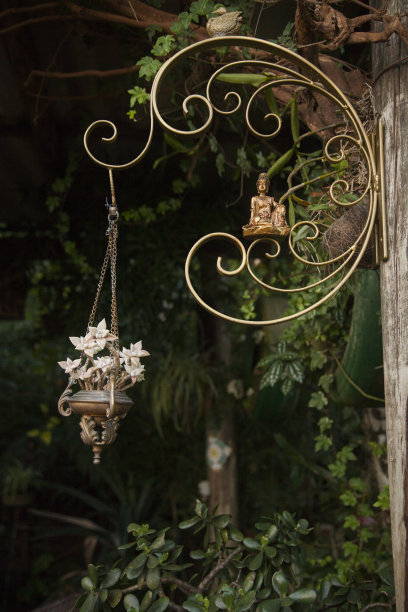 佛像孤立在自然和绿色背景与复制空间。佛教是宗教、和平和灵性的象征图片下载