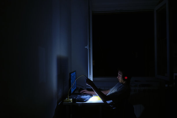 深夜玩游戏很有趣图片下载