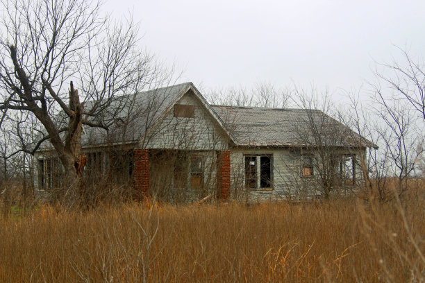 旧谷仓在田野里久而久之就倒塌了图片下载