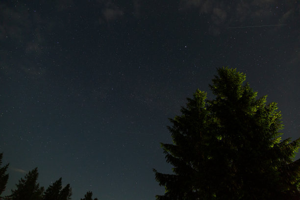 夜空中有明亮的星星和云彩。图片下载