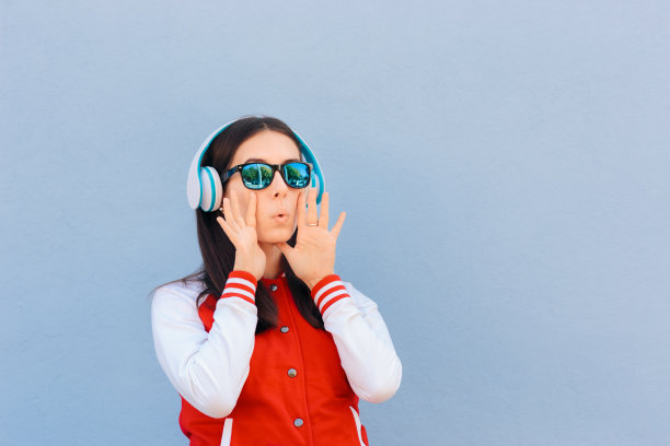 学生戴着耳机大喊公告图片下载