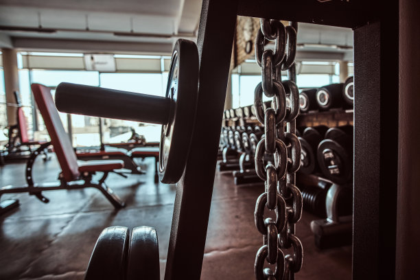 照片中的运动器材在时尚阳光健身房图片下载