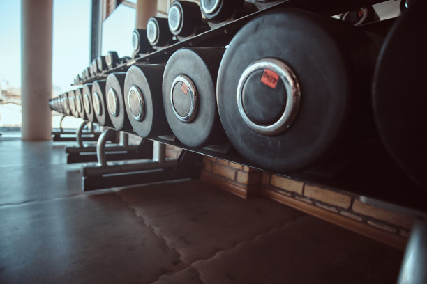 许多不同的哑铃在现代阳光健身房的照片图片下载