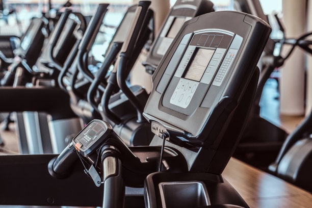 特写照片拍摄的空跑步机在健身房图片下载