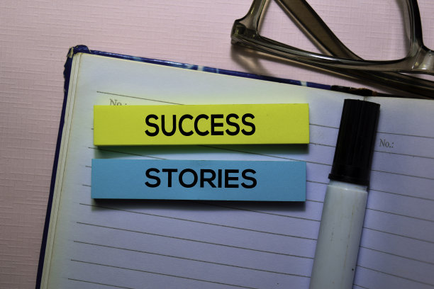 成功故事的文字在便利贴上隔离在办公桌上图片下载