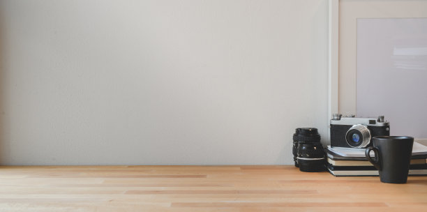 最小的摄影师工作场所，笔记本电脑和复制空间图片下载