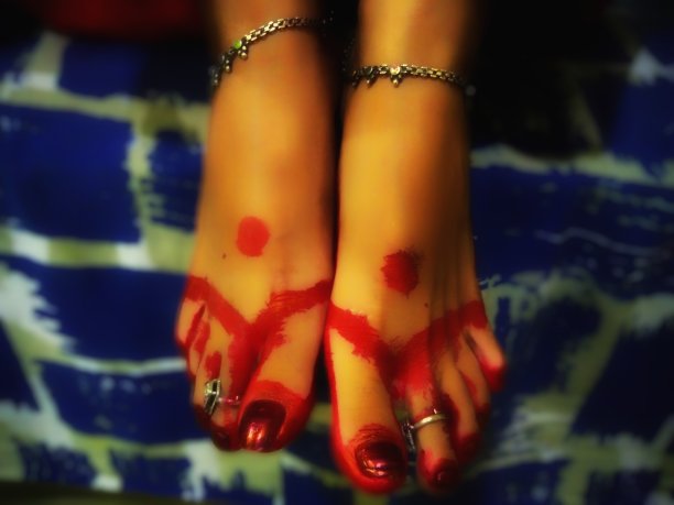 用阿尔塔和努普尔装饰的舞者的脚。妇女们装饰她的脚来庆祝节日。图片下载