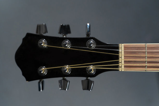 黑色古典吉他指板上的灰色背景图片下载