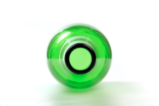 白色背景上的空啤酒瓶-图片图片下载