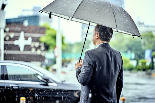 男性专业人士在雨天出差图片下载
