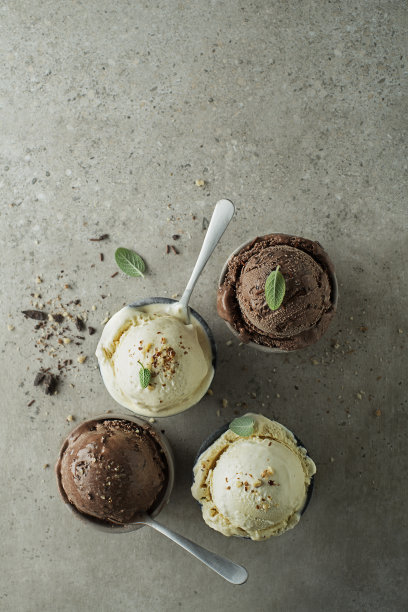 巧克力和香草口味的冰淇淋球图片下载