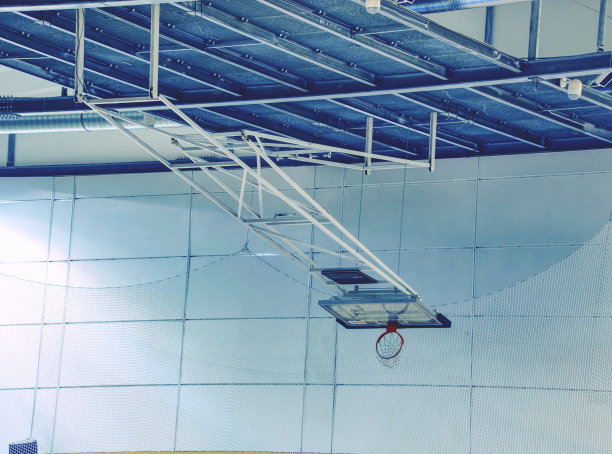 在室内体育馆用白色网折叠橙色篮球圈图片下载