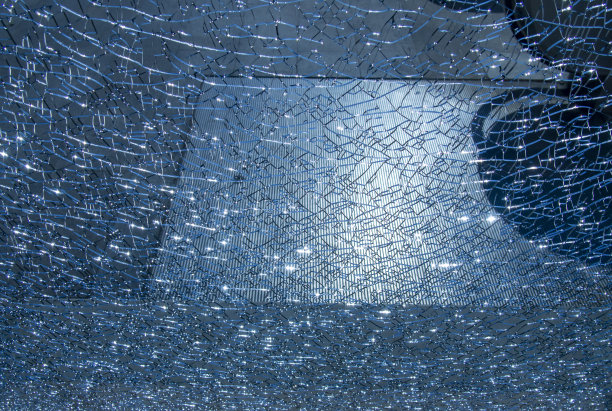 破碎的玻璃在金属的反射下闪闪发光图片下载