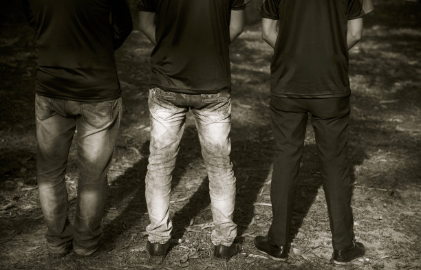 三个男人站在一个地方独特的照片图片下载