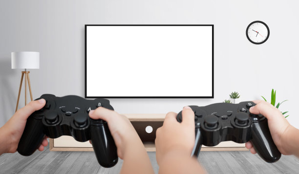 两个朋友在大电视上玩游戏，屏幕隔离，游戏演示。图片下载