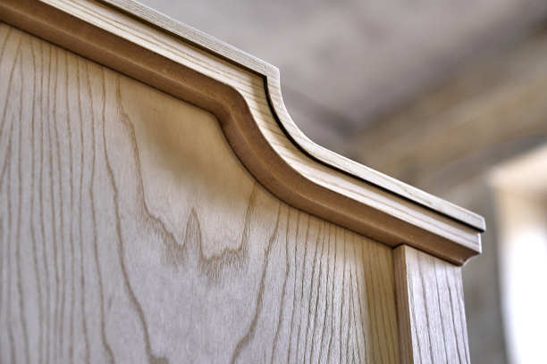 木制床头板的建造过程。木制家具制造工艺。家具制造。特写镜头图片下载