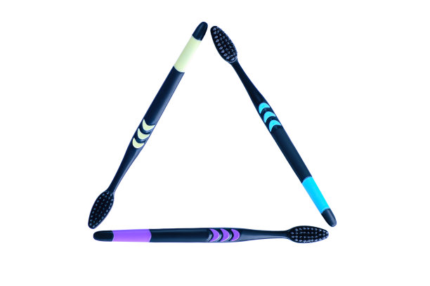 三把黑色的大碳刷。躺成一个三角形。白色隔离图片下载