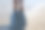 一个光着脚走向大海的男婴的特写镜头。图片下载