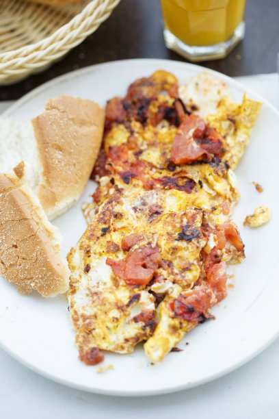 鸡蛋西红柿煎蛋卷和橙汁。早餐,摩洛哥图片下载