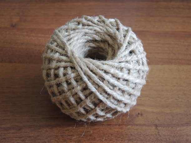 麻绳滚在桌子上图片下载