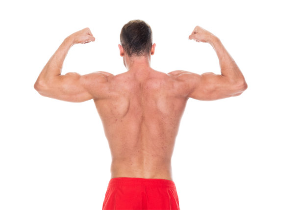 英俊的肌肉男子谁是赤膊和穿着板短裤和弯曲他的肌肉图片下载