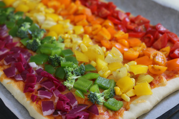 长方形彩虹披萨食谱图片儿童家庭餐，自制长方形素食披萨彩虹健康饮食的蔬菜浇头，马苏里拉奶酪，意大利餐厅的披萨餐浇头西红柿，辣椒，甜玉米，花椰菜，洋葱，卷心菜图片下载
