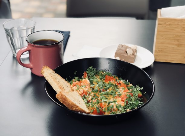 炒鸡蛋加蔬菜和咖啡图片下载