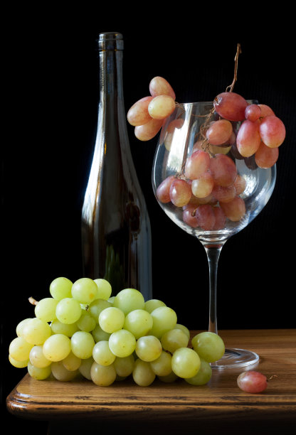 酒瓶葡萄酒杯葡萄木桌静物图片下载