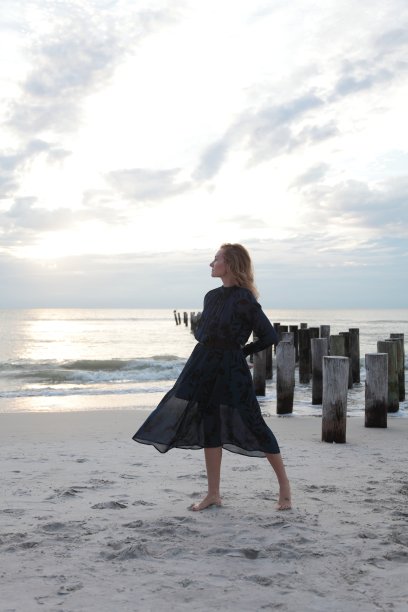 沙滩上的女人。图片下载