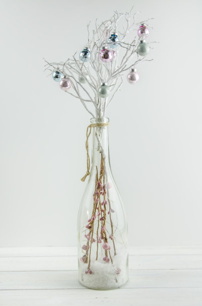 用白色的树枝装饰新年圣诞球图片下载