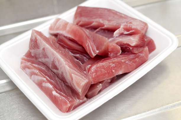 泡沫托盘里的生金枪鱼片图片下载