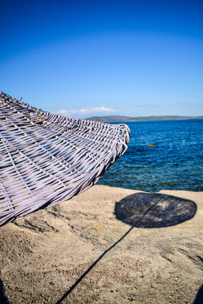 碧空映衬下的海滩风景图片下载