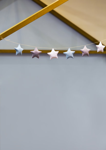 柔软的星星组成的花环。儿童卧室里有放置文字、儿童卡片的地方图片下载